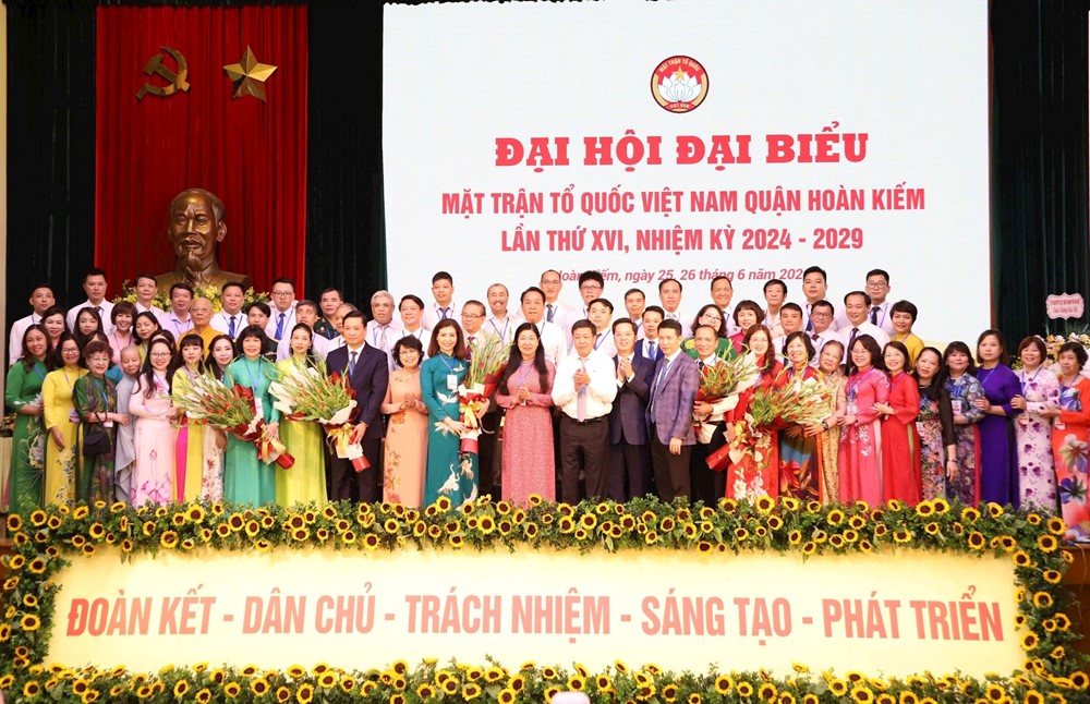 Bà Trương Thị Thanh Nhàn giữ chức danh Chủ tịch Ủy ban MTTQ Việt Nam quận Hoàn Kiếm khóa XVI - ảnh 2