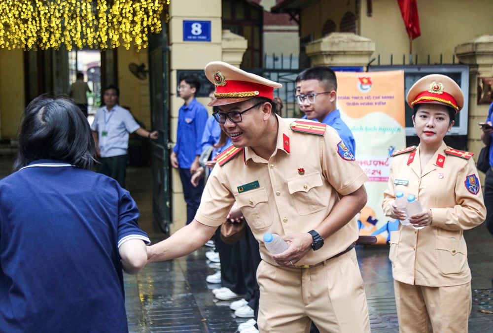 ​  Tuổi trẻ Công an Hà Nội tiếp sức mùa thi 2024 - ảnh 8