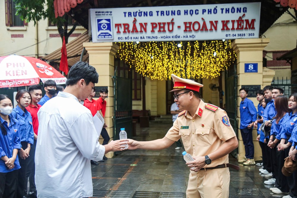 ​  Tuổi trẻ Công an Hà Nội tiếp sức mùa thi 2024 - ảnh 6
