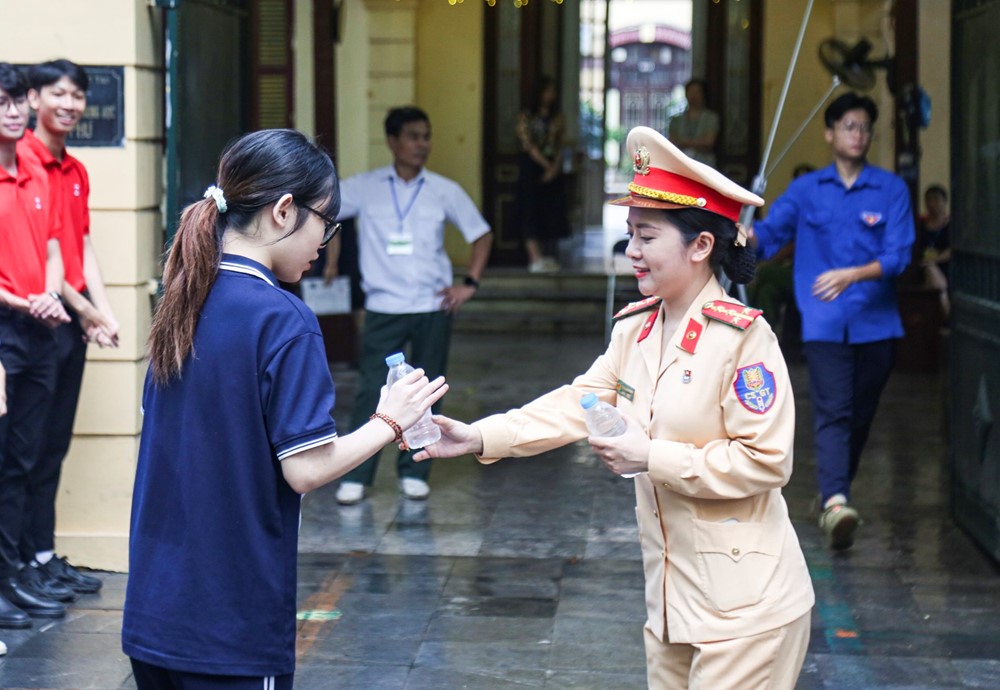 ​  Tuổi trẻ Công an Hà Nội tiếp sức mùa thi 2024 - ảnh 2