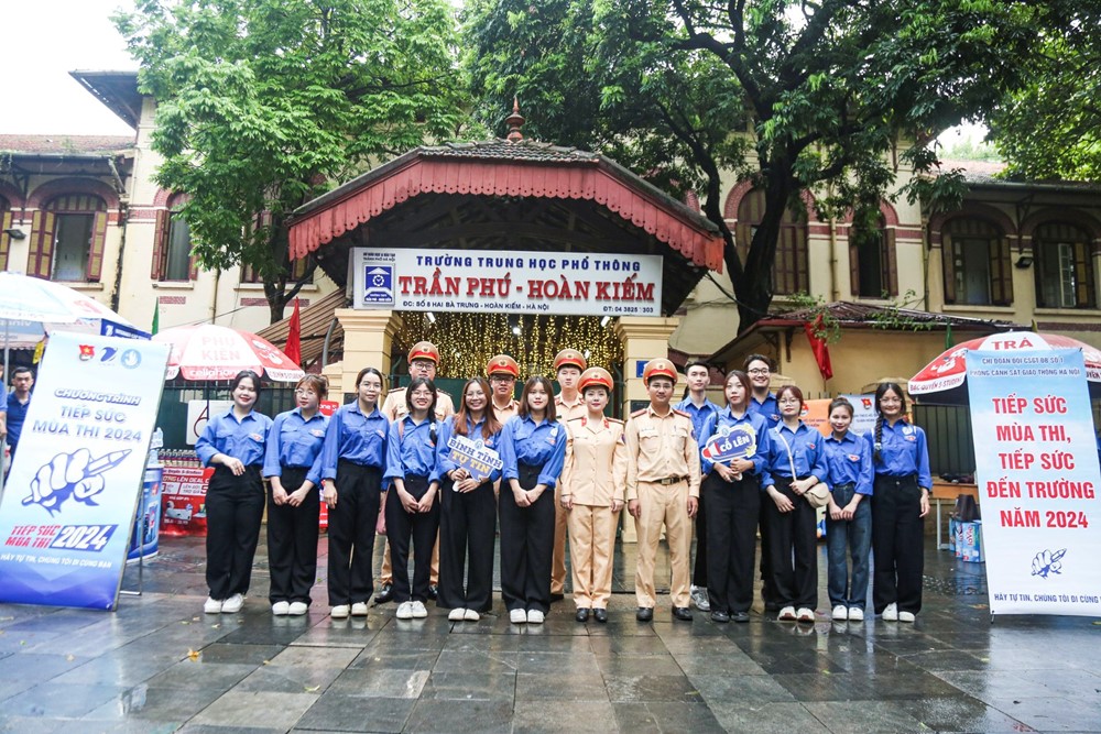 ​  Tuổi trẻ Công an Hà Nội tiếp sức mùa thi 2024 - ảnh 1