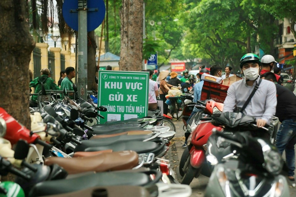 Hà Nội tổ chức triển khai thí điểm việc thu phí đỗ xe không dùng tiền mặt - ảnh 1