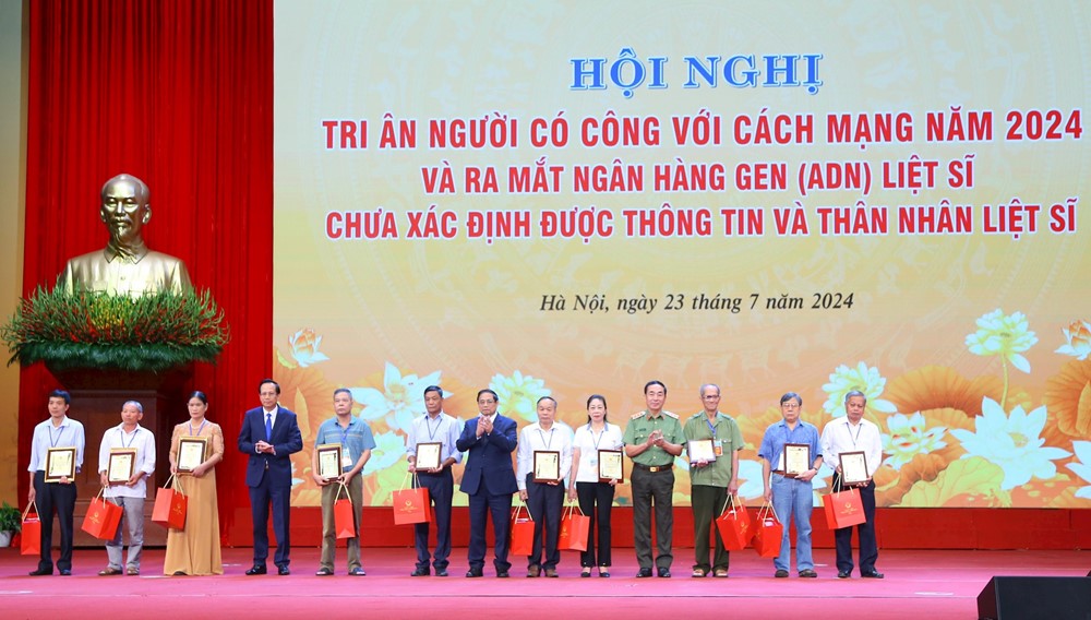 Trao gần 420 tỷ đồng tri ân 1,4 triệu người có công với cách mạng, thân nhân người có công  - ảnh 2