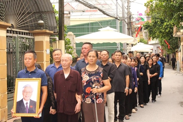 Người dân Đông Anh và cả nước vô cùng tiếc thương Tổng Bí thư Nguyễn Phú Trọng - ảnh 2