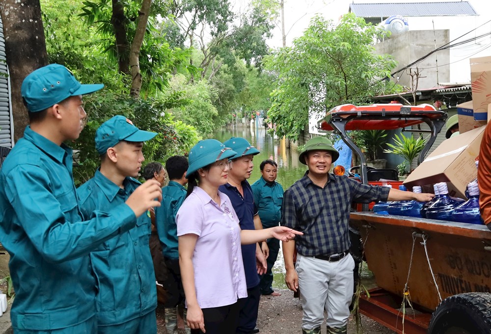 Hà Nội: Nhiều cơ quan, đơn vị thăm hỏi, tặng quà người dân bị lũ cô lập - ảnh 2