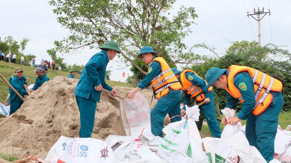 H&agrave; Nội sẵn s&agrave;ng phương &aacute;n hộ đ&ecirc; v&agrave; bảo vệ trọng điểm xung yếu.