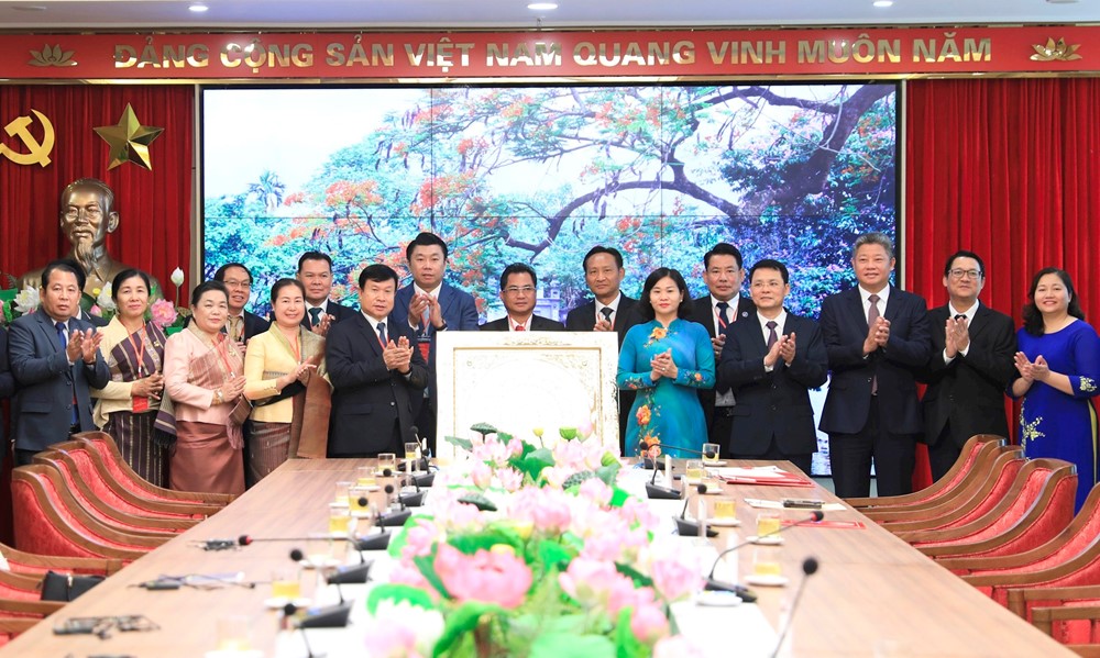 Phó Bí thư Thường trực Thành ủy tiếp học viên lớp đào tạo về công tác chính quyền của Thủ đô Viêng Chăn - ảnh 1