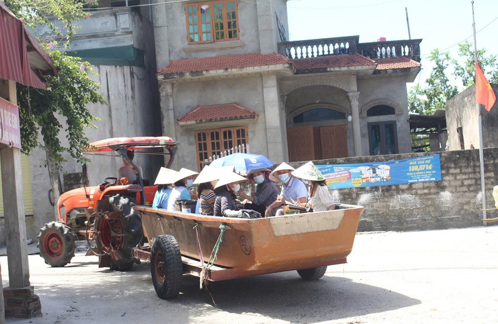 ​Báo Phụ nữ Thủ đô chia sẻ khó khăn với nhân dân vùng “rốn lũ” huyện Chương Mỹ - ảnh 1