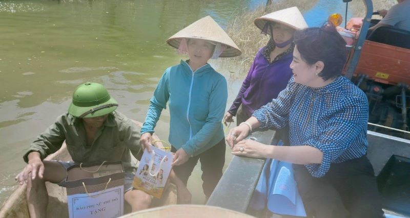 ​Báo Phụ nữ Thủ đô chia sẻ khó khăn với nhân dân vùng “rốn lũ” huyện Chương Mỹ - ảnh 5