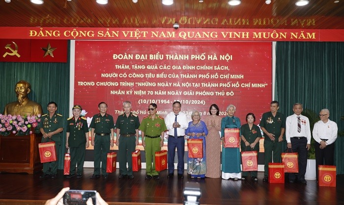 Lãnh đạo TP Hà Nội thăm, tặng quà các gia đình chính sách, người có công tiêu biểu của TP Hồ Chí Minh - ảnh 2
