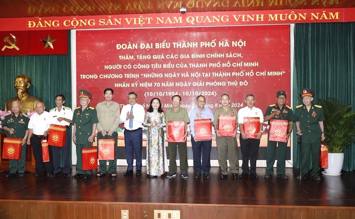 Lãnh đạo TP Hà Nội thăm, tặng quà các gia đình chính sách, người có công tiêu biểu của TP Hồ Chí Minh - ảnh 1