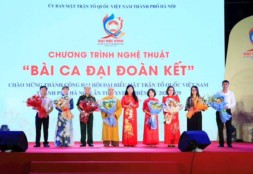 Chương trình nghệ thuật “Bài ca đại đoàn kết” chào mừng thành công Đại hội Đại biểu MTTQ Việt Nam TP Hà Nội - ảnh 1