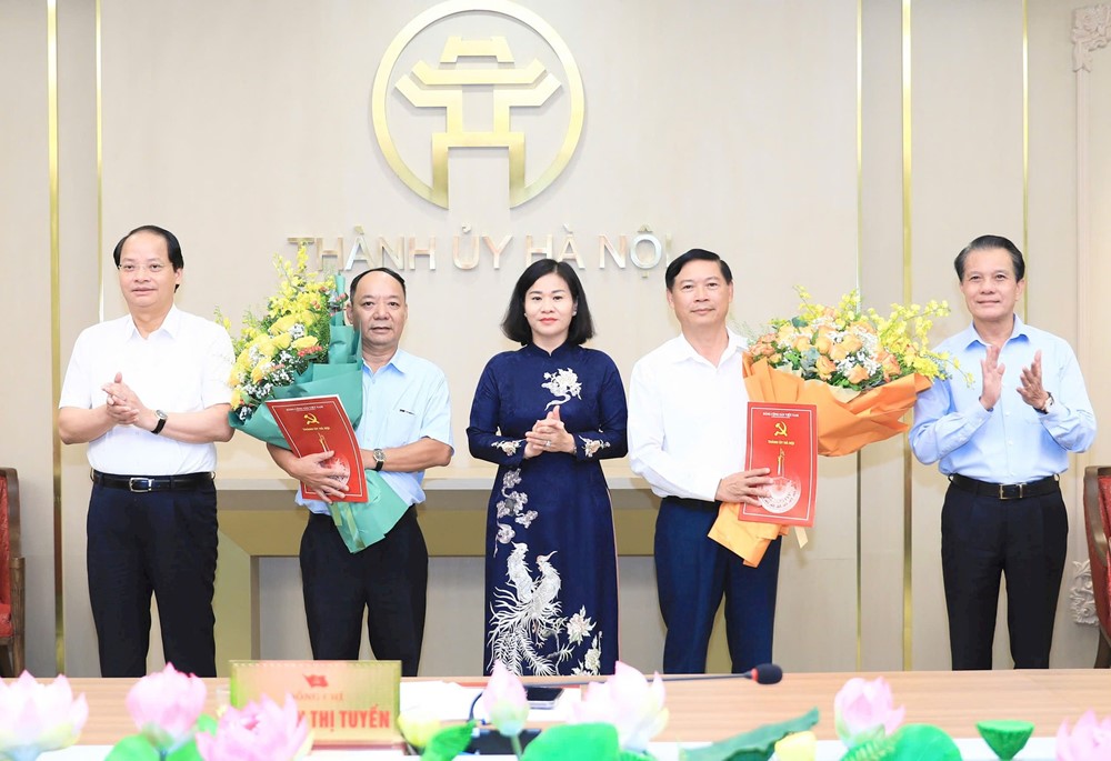 Phó Bí thư Thường trực Thành ủy Hà Nội trao quyết định nghỉ hưu cho đồng chí Phạm Thanh Học và Ma Đức Hiển - ảnh 1