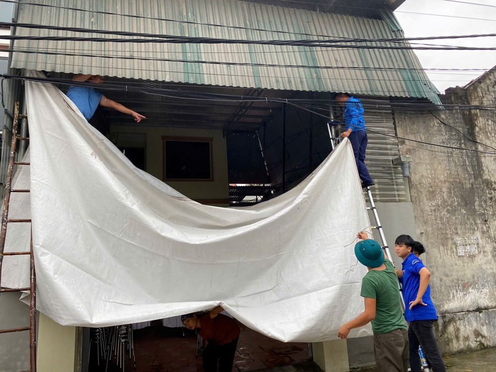 Thanh niên Thủ đô xung kích cùng lực lượng chức năng bắt tay khắc phục hậu quả cơn bão Yagi - ảnh 4