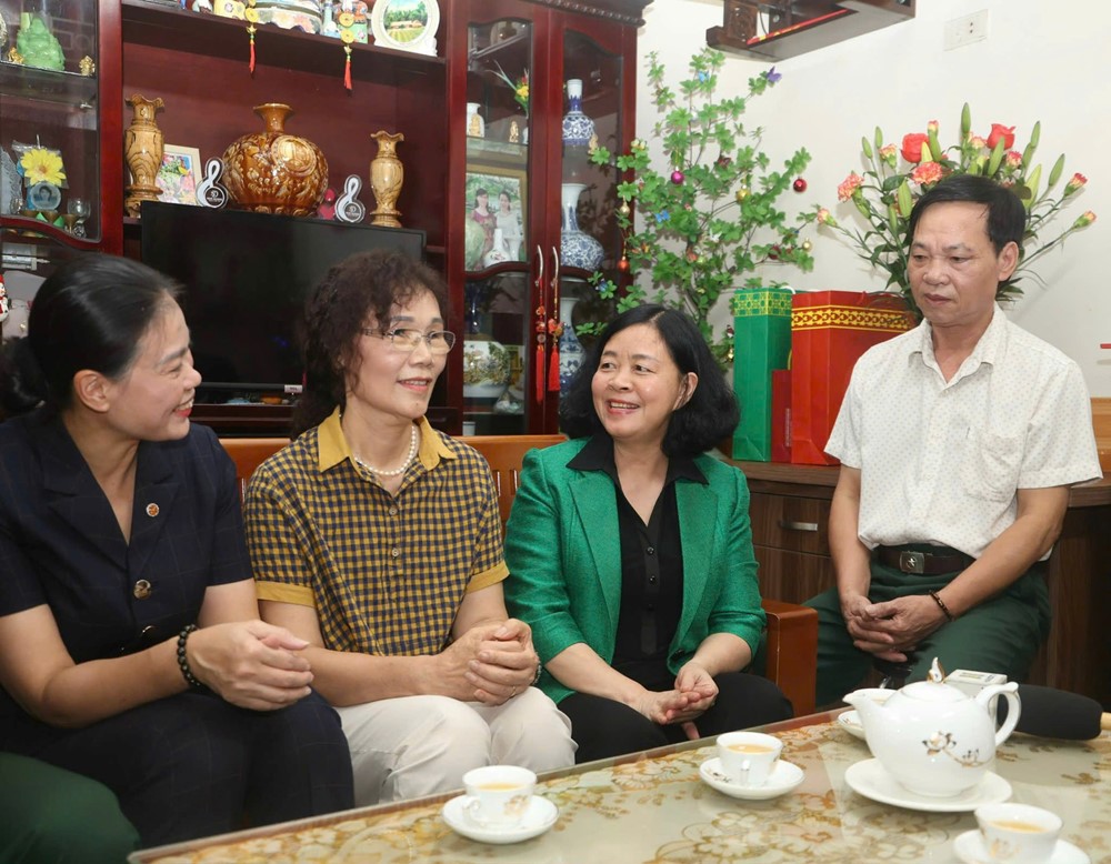 ​  Bí thư Thành ủy Hà Nội Bùi Thị Minh Hoài thăm, tặng quà tri ân gia đình chính sách tiêu biểu tại quận Bắc Từ Liêm - ảnh 2