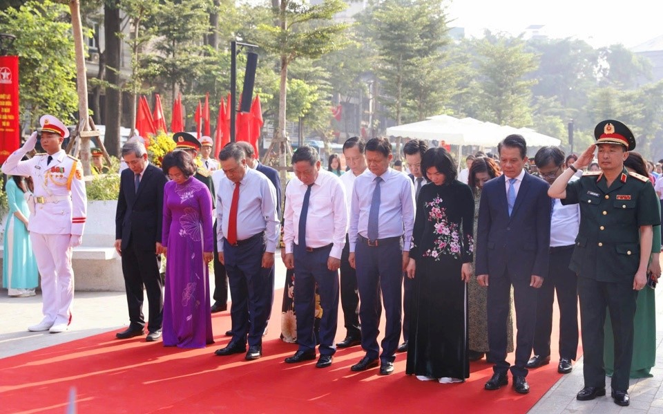 Đoàn đại biểu TP Hà Nội dâng hương tưởng niệm tại tượng đài “Quyết tử để Tổ quốc quyết sinh” - ảnh 1