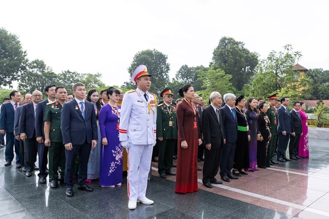 Đoàn đại biểu tham dự Đại hội Đại biểu toàn quốc MTTQ Việt Nam lần thứ X vào Lăng viếng Chủ tịch Hồ Chí Minh - ảnh 2