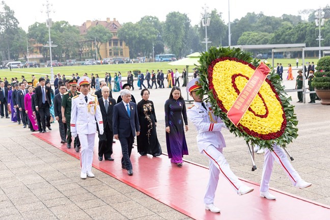 Đoàn đại biểu tham dự Đại hội Đại biểu toàn quốc MTTQ Việt Nam lần thứ X vào Lăng viếng Chủ tịch Hồ Chí Minh - ảnh 1