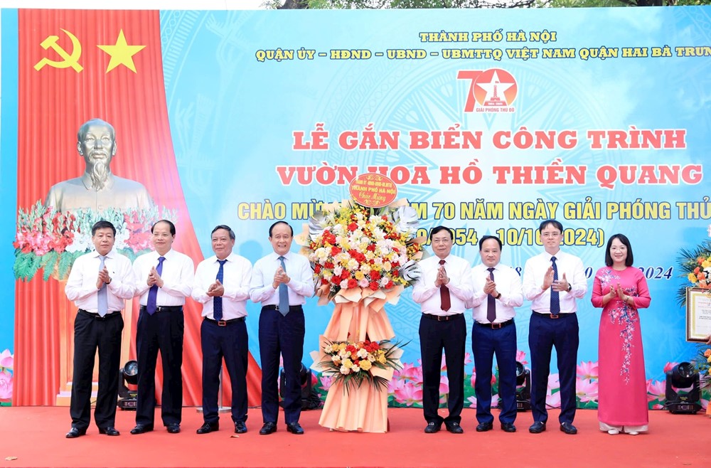 ​  Quận Hai Bà Trưng gắn biển công trình vườn hoa hồ Thiền Quang kỷ niệm 70 năm ngày Giải phóng Thủ đô - ảnh 2