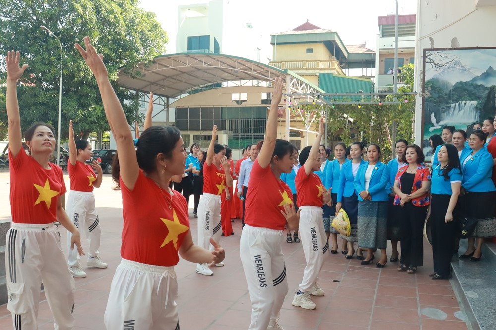 Lớp bồi dưỡng cán bộ Hội LHPN Thủ đô Viêng Chăn trao đổi kinh nghiệm thực tế tại huyện Đông Anh - ảnh 3