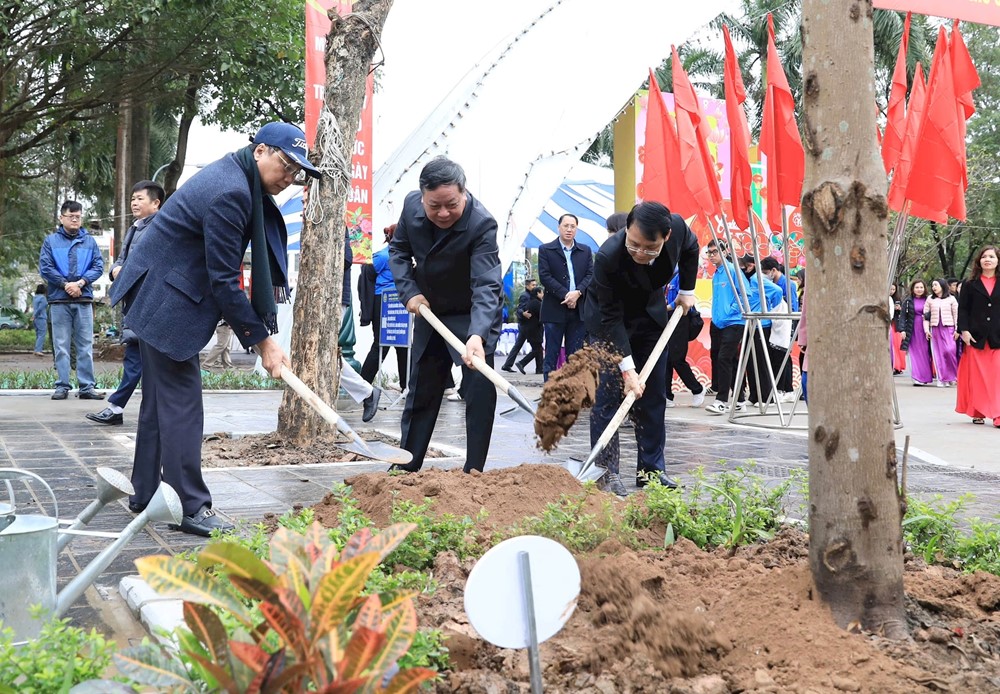 Phó Bí thư Thường trực Thành ủy Nguyễn Văn Phong dự lễ phát động Tết trồng cây - ảnh 1