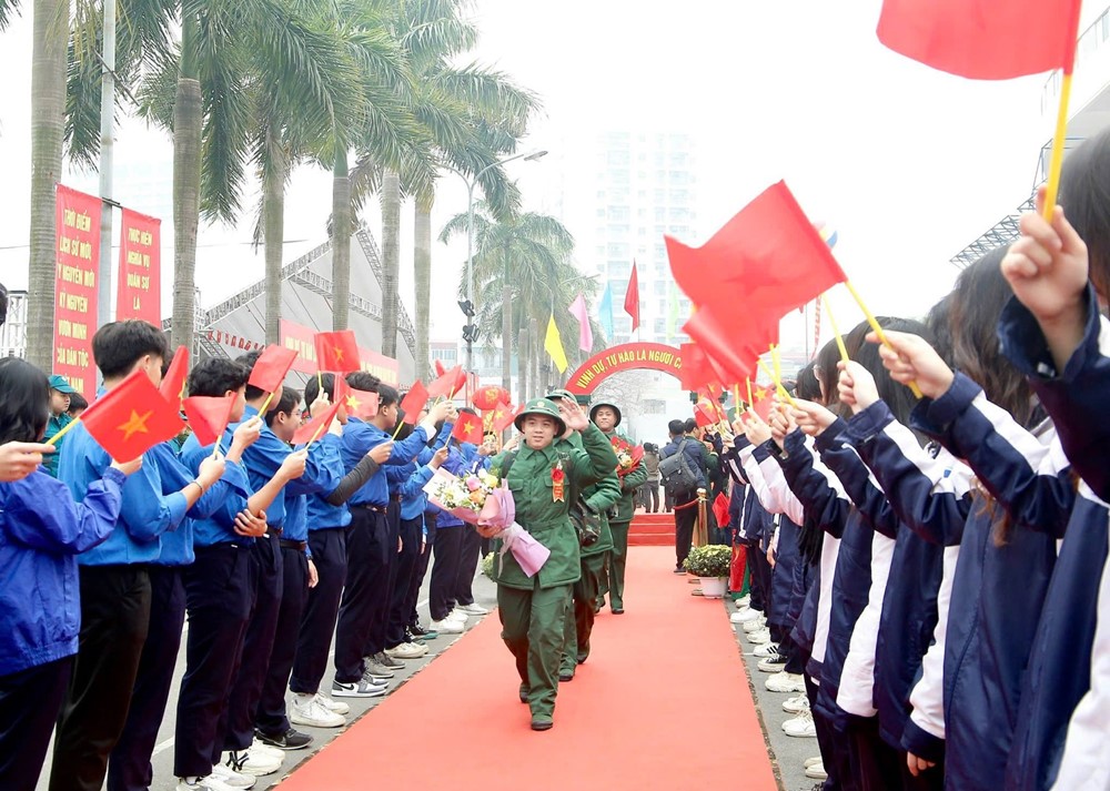 Bí thư Thành ủy Bùi Thị Minh Hoài dự ngày hội tòng quân tại quận Ba Đình - ảnh 2