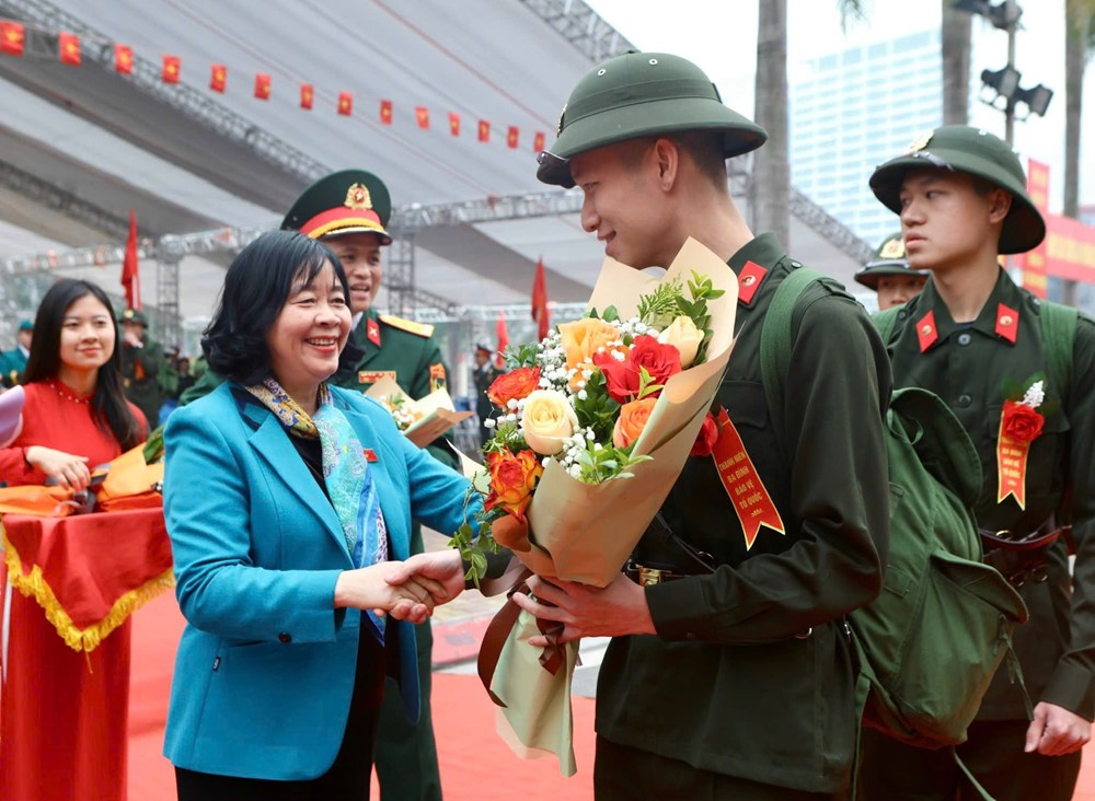 Bí thư Thành ủy Bùi Thị Minh Hoài dự ngày hội tòng quân tại quận Ba Đình - ảnh 1