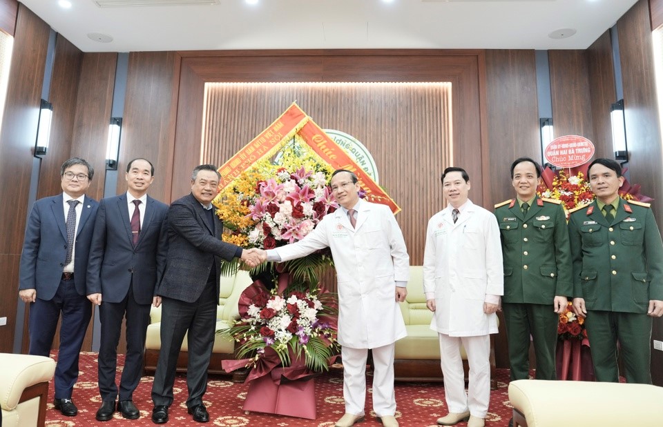  Chủ tịch UBND Thành phố thăm, chúc mừng Bệnh viện Trung ương Quân đội 108 - ảnh 1