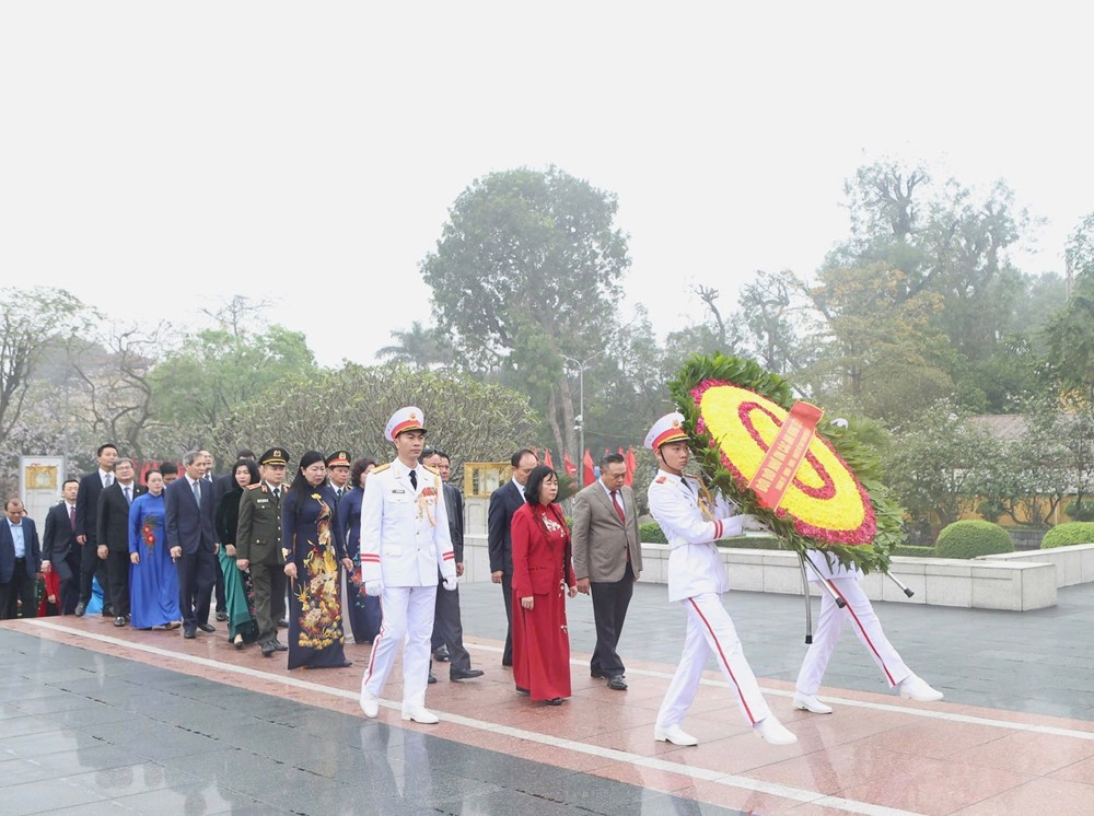 Lãnh đạo thành phố Hà Nội viếng Chủ tịch Hồ Chí Minh và các Anh hùng liệt sĩ - ảnh 1