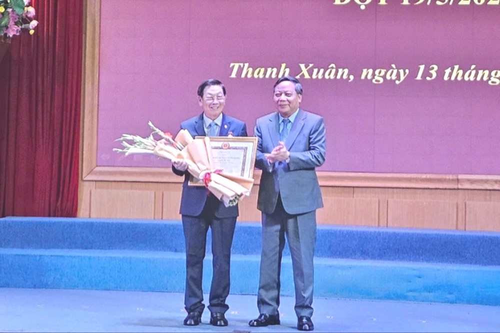 Phó Bí thư Thường trực Thành ủy Hà Nội trao Huy hiệu 45 năm tuổi Đảng cho nguyên Chủ tịch UBND TP Hà Nội - ảnh 2