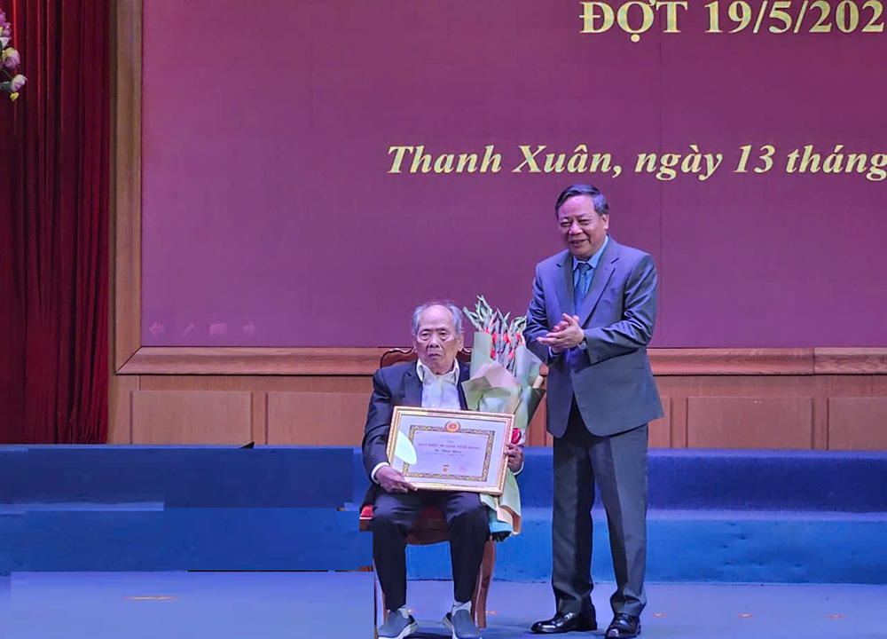Phó Bí thư Thường trực Thành ủy Hà Nội trao Huy hiệu 45 năm tuổi Đảng cho nguyên Chủ tịch UBND TP Hà Nội - ảnh 1