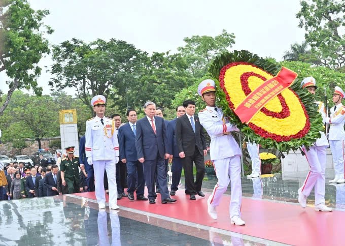 Lãnh đạo Đảng, Nhà nước và TP Hà Nội vào Lăng viếng Bác - ảnh 2