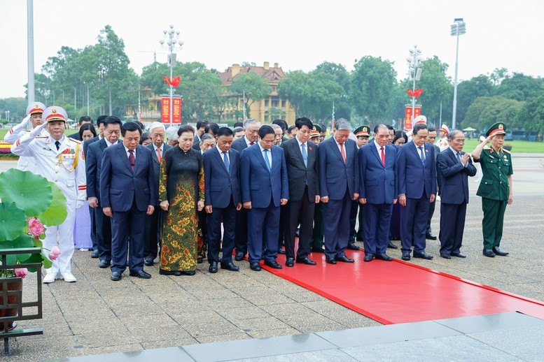 Lãnh đạo Đảng, Nhà nước và TP Hà Nội vào Lăng viếng Bác - ảnh 1