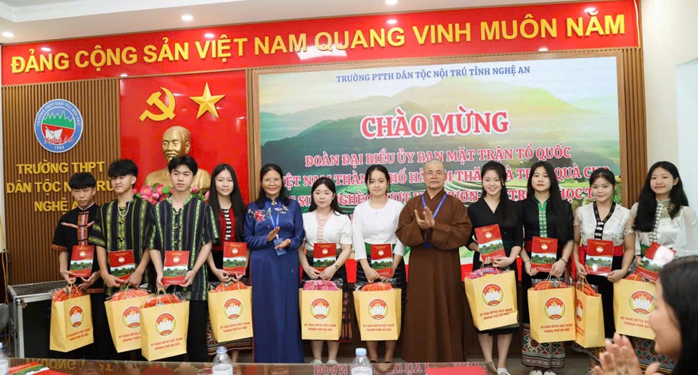 Đoàn Mặt trận Tổ quốc TP Hà Nội tri ân quê Bác, trao quà học sinh khó khăn - ảnh 3