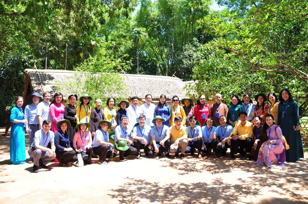 Đoàn Mặt trận Tổ quốc TP Hà Nội tri ân quê Bác, trao quà học sinh khó khăn - ảnh 2