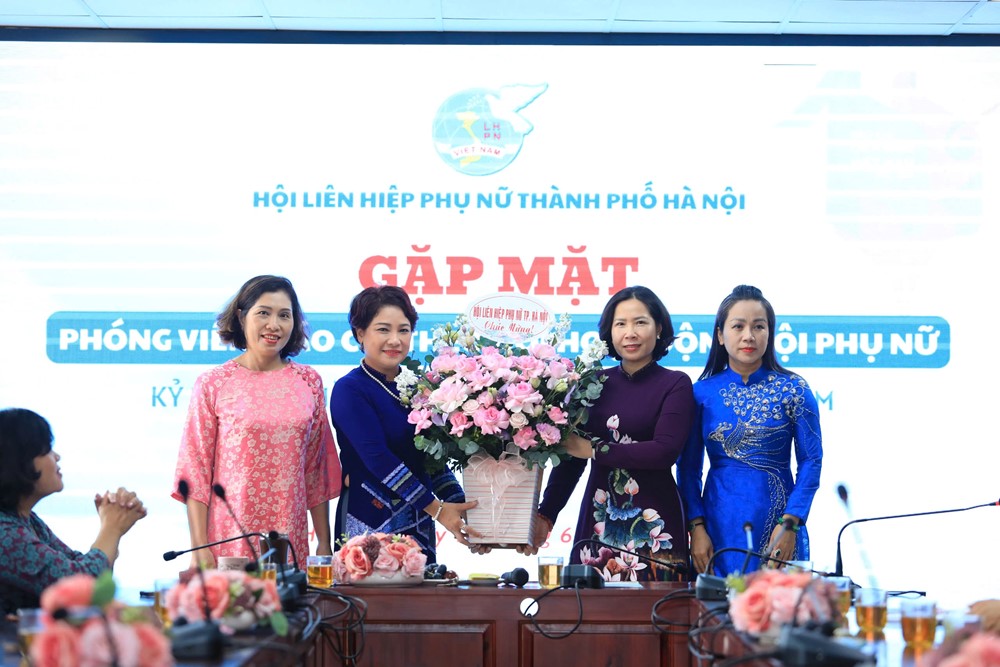 Kỷ niệm 100 năm ngày báo chí Cách mạng Việt Nam: Hội LHPN Hà Nội gặp mặt phóng viên báo chí theo dõi hoạt động Hội - ảnh 3