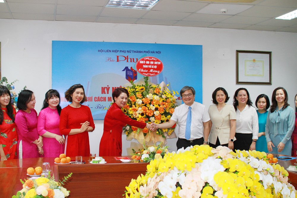 Phó Chủ tịch UBND Thành phố Trương Việt Dũng đến thăm, chúc mừng báo Phụ nữ Thủ đô nhân ngày 21/6 - ảnh 2