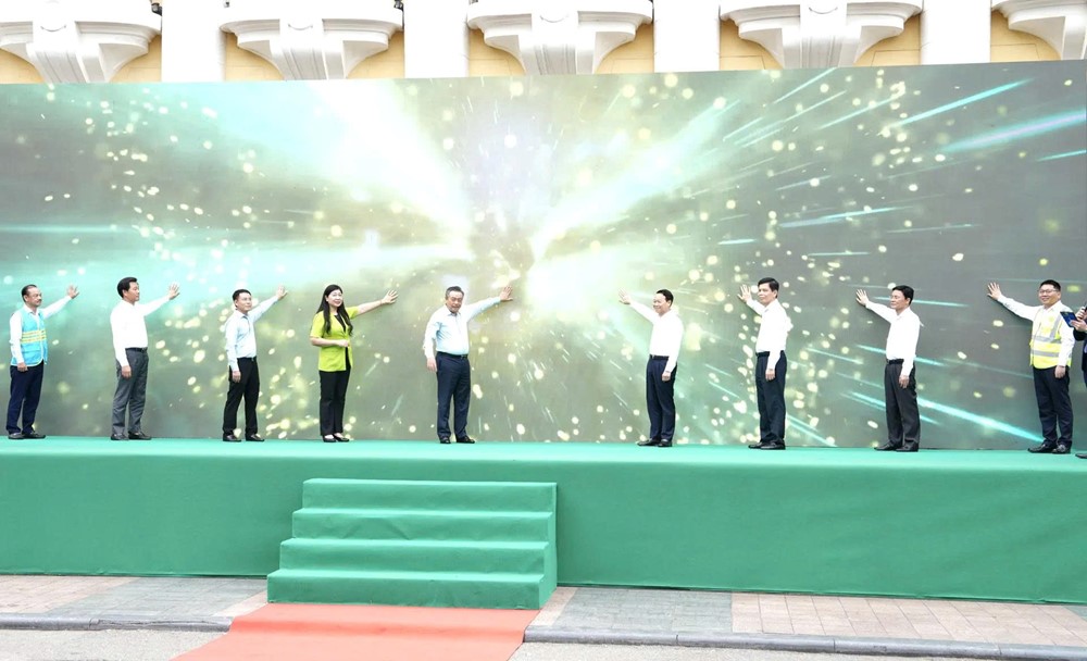  Hà Nội: Ra quân vận hành phương tiện, thiết bị vệ sinh môi trường trên địa bàn 4 quận nội đô - ảnh 2
