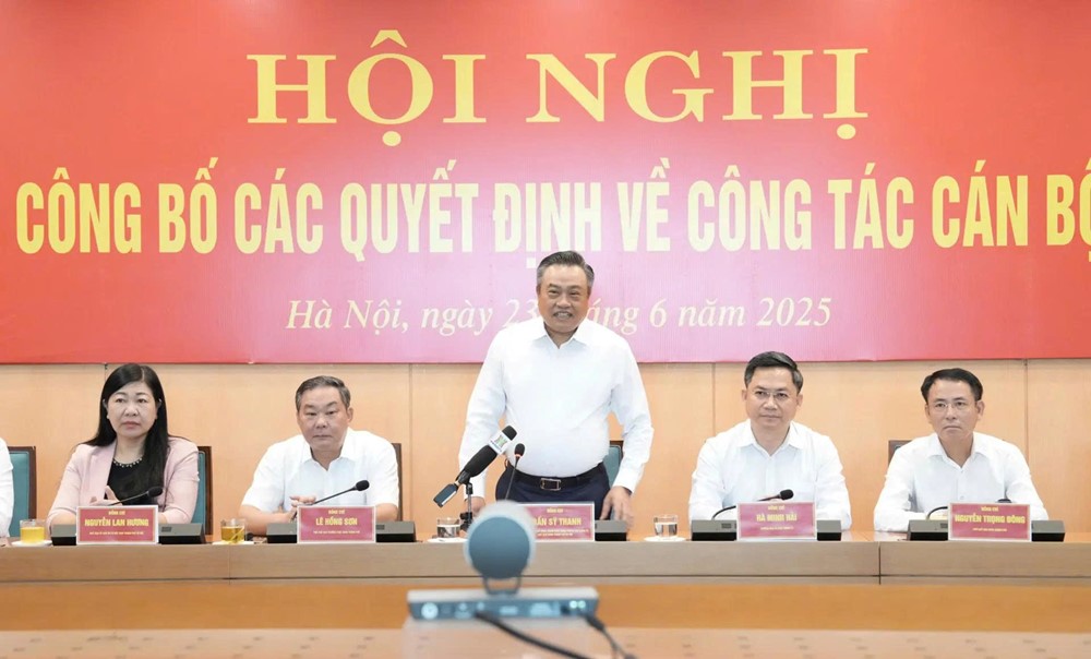 Công bố các quyết định của Chủ tịch UBND TP Hà Nội về công tác cán bộ - ảnh 1