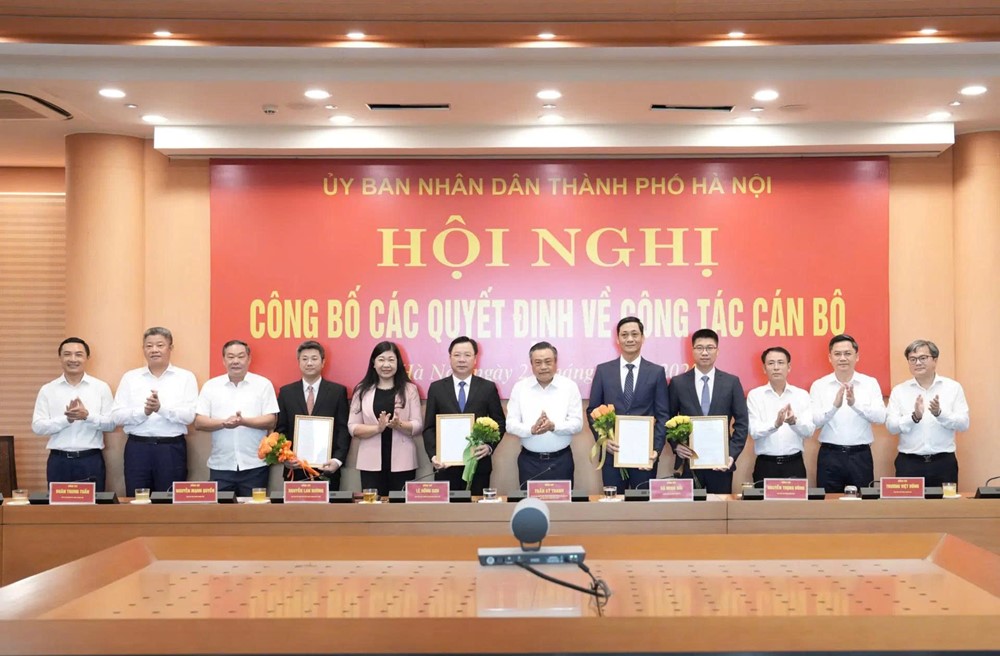 Công bố các quyết định của Chủ tịch UBND TP Hà Nội về công tác cán bộ - ảnh 2