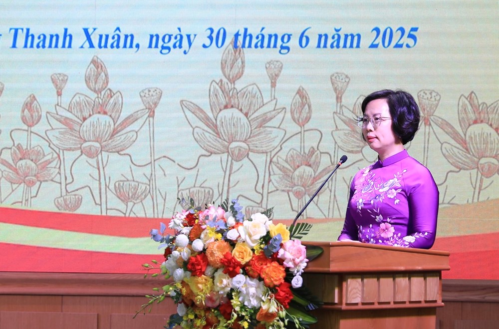 Phó Bí thư Thường trực Thành ủy Hà Nội Nguyễn Văn Phong trao các quyết định về công tác cán bộ tại phường Thanh Xuân - ảnh 3