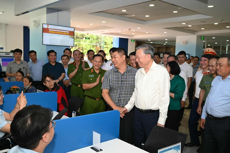 ​  Tổng Bí thư Tô Lâm thăm, kiểm tra hoạt động chính quyền địa phương hai cấp tại Hà Nội - ảnh 2