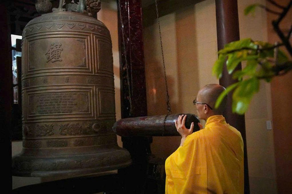 Sáng nay, hàng nghìn ngôi chùa thỉnh chuông và cầu nguyện Quốc thái dân an - ảnh 1