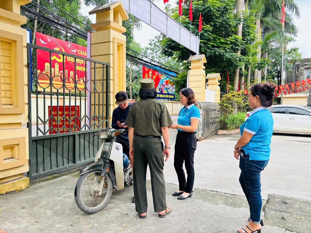 Hội LHPN phường Phú Lương tích cực hỗ trợ người dân làm thủ tục hành chính - ảnh 3