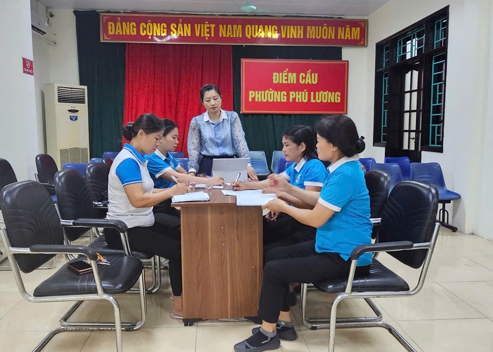 Hội LHPN phường Phú Lương tích cực hỗ trợ người dân làm thủ tục hành chính - ảnh 2