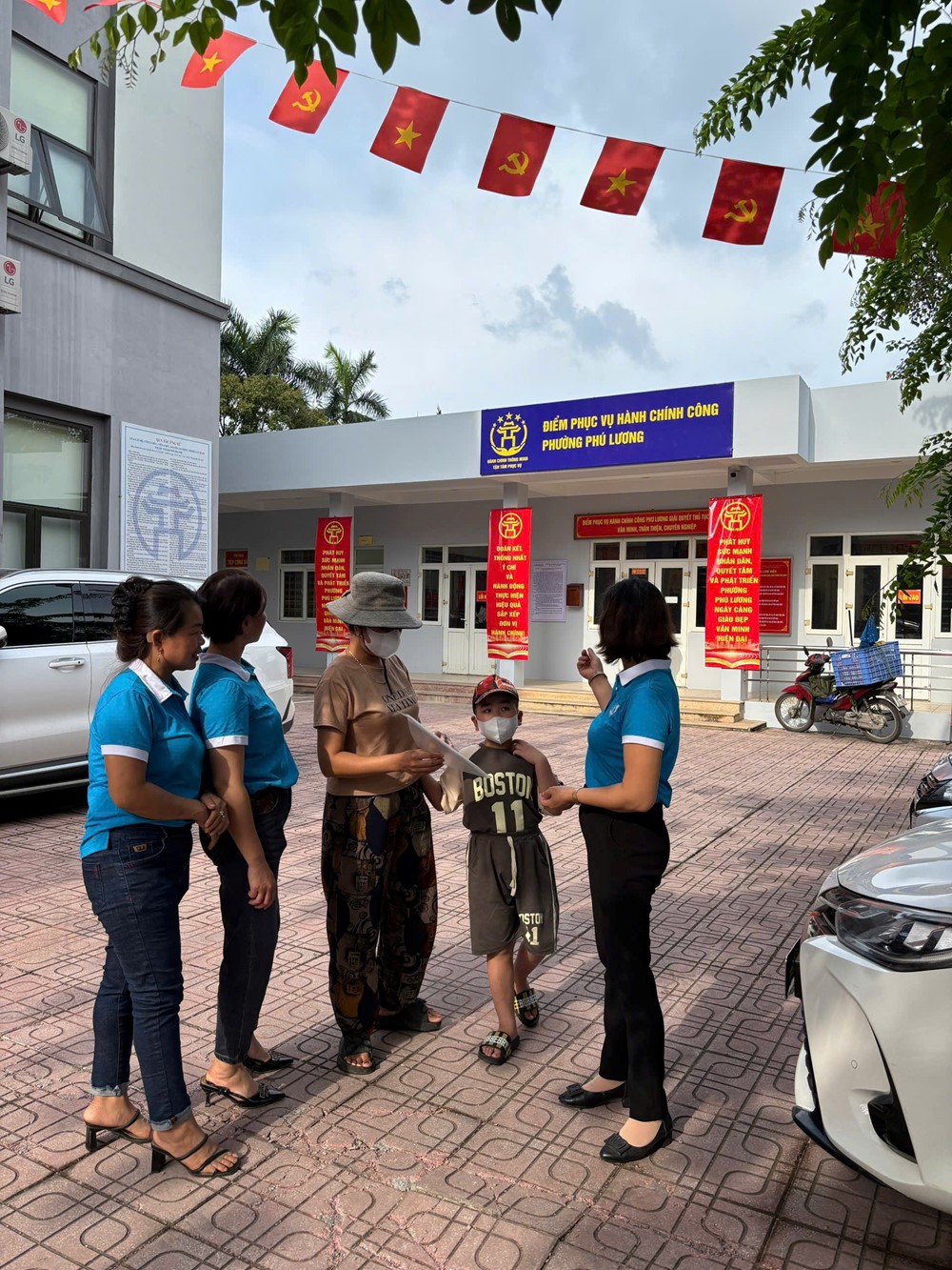 Hội LHPN phường Phú Lương tích cực hỗ trợ người dân làm thủ tục hành chính - ảnh 1