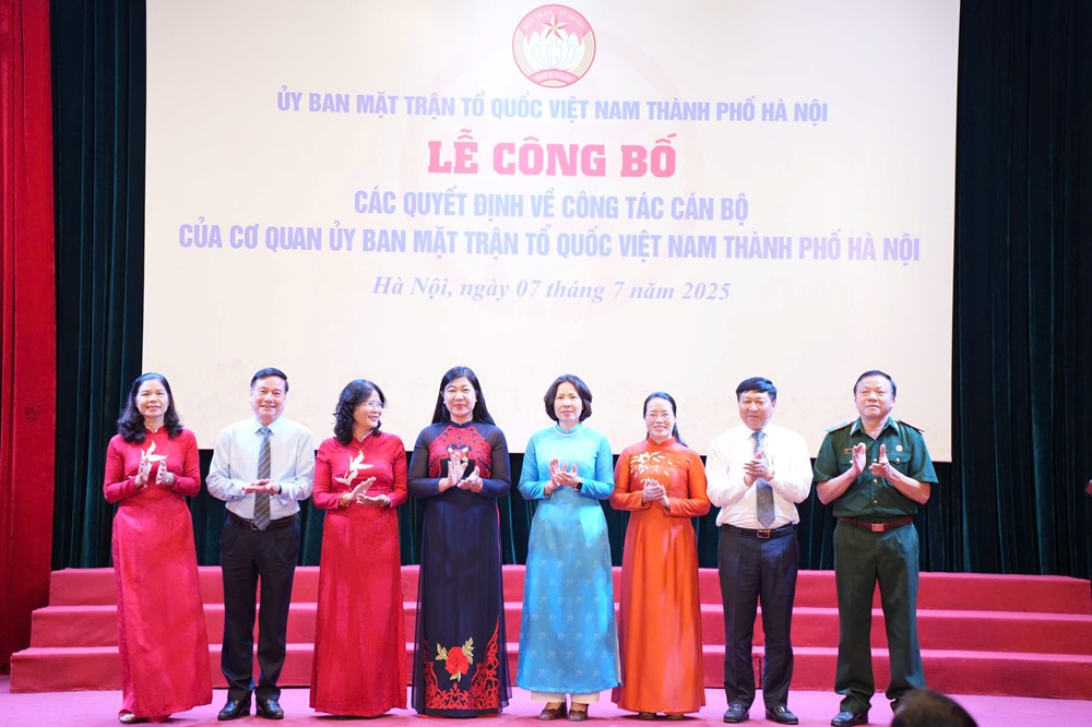 Hà Nội: Công bố các quyết định về công tác cán bộ của cơ quan Ủy ban MTTQ Việt Nam thành phố Hà Nội - ảnh 2