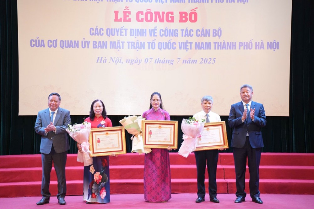 Hà Nội: Công bố các quyết định về công tác cán bộ của cơ quan Ủy ban MTTQ Việt Nam thành phố Hà Nội - ảnh 8