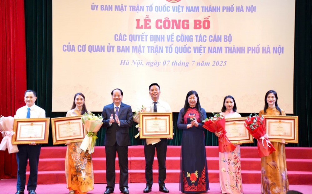 Hà Nội: Công bố các quyết định về công tác cán bộ của cơ quan Ủy ban MTTQ Việt Nam thành phố Hà Nội - ảnh 9