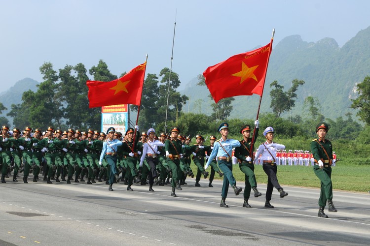 Khối diễu binh, diễu hành của Quân đội và Công an tổng hợp luyện chuẩn bị cho Lễ kỷ niệm 80 năm Cách mạng Tháng Tám - ảnh 3